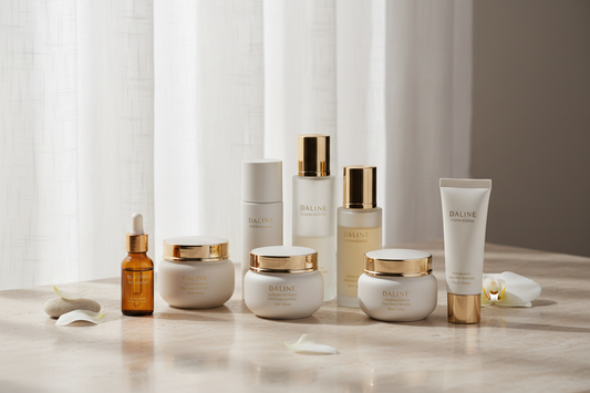 The Mirror Before the Day Begins: Skincare in Quiet Layers